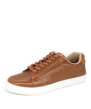 Discover Romford, combining classic design with complete comfort for the ultimate everyday trainer. The minimal and chic styling makes them the perfect partner for all of your smart-casual looks.