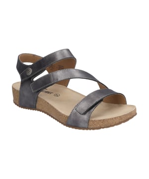 Mit der Tonga 25 Sandale in anthrazit präsentiert JOSEF SEIBEL ein Meisterwerk der Schuhmacherkunst, das perfekt für die Sommermonate geeignet ist. Dieser Damenschuh vereint traditionelles Handwerk mit modernem Design und bietet durch die Verwendung von hochwertigem Kalbsleder als Obermaterial und einer Sohlenkombination aus TR, PU und Kork außergewöhnliche Bequemlichkeit und Langlebigkeit. Besonders hervorzuheben ist die AGO-Fertigungsart, die für eine leichte, formbeständige Konstruktion sorgt, indem das Lederoberteil mit der Innensohle verklebt und anschließend die Laufsohle aufgebracht wird. Die Klettverschlüsse ermöglichen eine individuelle Anpassung und unterstreichen den Tragekomfort. Die Spirit of Nature Kollektion, zu der dieser Schuh gehört, steht für einen bewussten Umgang mit Ressourcen und hebt sich durch charakterstarkes Design und traditionelle Handnaht von der Masse ab. Ideal für Freizeitaktivitäten im Freien, verkörpert die Tonga 25 Sandale die Philosophie von JOSEF SEIBEL: langlebige Qualität, die über saisonale Trends hinausgeht und echte Werte schafft.