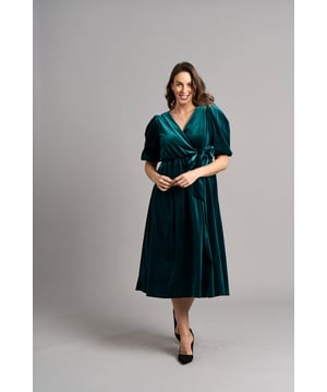 Nuestro delicioso vestido de terciopelo con lazo será tu favorito de temporada. Confeccionado en nuestro lujoso terciopelo, este vestido midi rebosa opulencia. Diseñado con un corte clásico, presenta un escote en V favorecedor que acentúa la cintura ajustada con lazo, mientras que la silueta fluida resalta tus curvas de manera espectacular.

Longitud midi, terciopelo, fluido, también disponible en esmeralda, azul y negro.

95% Poliéster, 5% Elastano

Lavar a mano en frío

No planchar