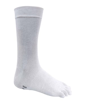 Wenn Sie Fußpilz haben, wissen Sie, wie lästig und schmerzhaft er sein kann. Mit diesen IOMI Zehensocken, die speziell für Fußpilz entwickelt wurden, können Sie das Jucken, Stechen und Brennen in Ihren Füßen lindern. Sie sind atmungsaktiv, feuchtigkeitsableitend und schützen vor Fußpilz. Diese IOMI footnurse Zehensocken haben eine Fünf-Zehen-Konstruktion, die jeden Zeh mit Coolmax-Feuchtigkeitsmanagementgarn umhüllt, um Feuchtigkeit und Scheuern zu reduzieren und Blasen und Fußpilz vorzubeugen und zu lindern. Zehensocken sind großartig, da der Stoff die infizierte Haut zwischen den Zehen davon trennt, sich gegenseitig zu berühren. Diese Zehensocken bestehen aus Coolmax, einem besonders atmungsaktiven Material, das die Feuchtigkeit von den Füßen wegleitet. Diese Zehensocken sind auch superleicht, sie sind dünn und bestehen zu 36% aus Baumwolle, um das sanfte Gefühl dieser Zehensocken zu erhöhen. Ein sanftes Grip-Top mit einem wabenförmigen Randdesign ist auch auf dem Rand der Socke gestrickt. Dies erhöht den Komfort und vermeidet Einschnürungen an den Beinkonturen. Technische Stricktechniken zur Unterstützung des Fußgewölbes wurden ebenfalls in die Socken eingearbeitet, um sie zu schützen. Für zusätzlichen Komfort haben die Entwickler von IOMI vier verschiedene Größen gestrickt, denn je besser die Passform, desto effektiver sind diese Zehensocken. Sie sind in Schwarz und Weiß erhältlich und bestehen aus 56% Polyester, 36% Baumwolle, 5% Nylon und 3% Elastan. Sie sind sicher in der Maschine waschbar.