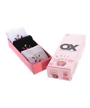 Geparfumeerde sokken OX met verschillende aroma's.
 Subtiele geur zonder overheersend te zijn en gaat 2 tot 4 wasbeurten mee.
 Het hoge katoengehalte van het product draagt bij aan het ademende vermogen en de vochtregulatie. Katoen staat bekend om zijn natuurlijke vezels die lucht doorlaten, waardoor de huid kan ademen en overtollig vocht kan absorberen. Hierdoor blijft de gebruiker droog en comfortabel, zelfs bij langdurig gebruik.
 Antidrukmanchet.
 Geborduurd detail op de voorkant en achterkant.
 Maat 36-41.
 Samenstelling: 80% Katoen, 15% Polyamide, 5% Elastaan
 Onderhoud:
Wassen op maximaal 40º.
 Niet strijken.
 Geen bleekmiddel gebruiken.
 Niet in de droger.
 Niet chemisch reinigen.