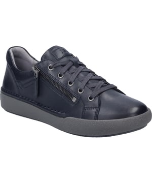 Entdecke die Welt in den neuen Claire 13 Sneakers von JOSEF SEIBEL. Diese Damenschuhe in lebendigem Indigo sind nicht nur ein Blickfang, sondern auch ein Zeugnis für modernen Tragekomfort und hochwertige Materialien. Gefertigt aus feinstem Nappa-Kalbsleder, bieten sie eine perfekte Passform und Funktion für den alltäglichen Gebrauch. Die graue Sohle aus TR und Gummi verspricht Rutschfestigkeit und Strapazierfähigkeit, ideal für alle Outdoor-Aktivitäten. Dank der herausnehmbaren Innensohle ist es möglich, ein eigenes orthopädisches Fußbett zu verwenden, was den Tragekomfort weiter erhöht. Die traditionelle Strobel-Machart, bei der der Schaft mit einer textilen Brandsohle vernäht wird, fördert nicht nur die Stabilität des Laufschuhs, sondern auch seine Langlebigkeit. Mit ihrer Schnürung und der unaufdringlichen Eleganz sind die Claire 13 Sneakers der ideale Begleiter für Freizeit und Streetwear. Sie verkörpern die Philosophie von JOSEF SEIBEL, wo moderner Komfort auf langjährige Handwerkskunst trifft und zeigen, dass wahre Qualität und nachhaltige Produktion Hand in Hand gehen. Diese Schuhe sind ein Statement gegen Fast Fashion und für eine bewusste Wahl, die den Unterschied macht.