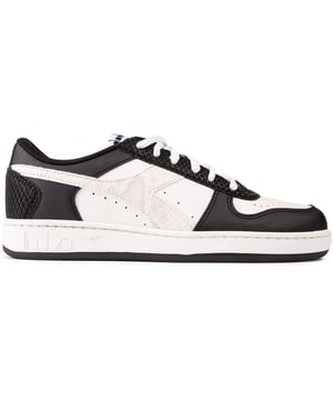 Un clásico de la corte. Las zapatillas Magic Basket Low de Diadora tienen un diseño inspirado en el baloncesto del 80 con un aire urbano digno de la calle. La parte superior de gamuza suave y cuero se acentúa con lo imperdible. Marcas y logotipos icónicos. mientras que una entresuela que absorbe los impactos mantiene tus pies cómodos todo el día.