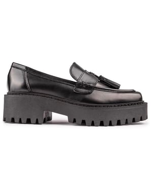 Pon tu mejor pie adelante. con estos mocasines Lenny Tassel de SOLE. Estos negros. Zapatos de mujer atemporales pero siempre a la moda que añaden estilo. nota inteligente y práctica para tu guardarropa. La parte superior de cuero de primera calidad y una suela de plataforma con tacos resistentes reimaginan la silueta clásica del mocasín en una verdadera pieza contemporánea.