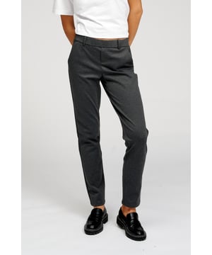 Unsere Original Performance Pants™ sind Hosen mit stilvollem Look und hervorragender Funktionalität. Genießen Sie den ganzen Tag lang hervorragenden Komfort. Diese graue Hose passt in jeden Kleiderschrank und zu jedem Outfit. Wir bei TeeShoppen haben unsere Perform-Kollektion entwickelt, indem wir Kleidung aus dehnbaren, guten und weichen Materialien hergestellt haben, die den ganzen Tag über bequem zu tragen ist. Unser Ziel mit der Perform-Kollektion ist es, Kleidung für diejenigen zu machen, die hohe Ansprüche an die Funktionalität und Qualität ihrer Kleidung haben.

Hier sehen Sie eine Hose in der Farbe Grau.

Welche Größe hat die Hose? Die Hosen können in 18 verschiedenen Größen ausgewählt werden. Siehe und wählen Sie die Größe unter "Größe". Die Größen sind für Frauen angepasst.

Über TeeShoppen: Wir von TeeShoppen haben unsere eigene Produktpalette entwickelt. Das Ziel unseres Sortiments ist es, Ihnen die Möglichkeit zu geben, Ihre Garderobe mit einfacher und moderner Kleidung zu ergänzen. Und sie ist nicht langweilig, nur weil sie einfach ist. Die Kleidungsstücke sind aus luxuriösen Materialien gefertigt, die angenehm zu tragen sind und sich für jede Gelegenheit stylen lassen. Sie suchen nach einem Ort, an dem Sie zeitlose Kleidung für Männer und Frauen finden? Dann sind Sie bei TeeShoppen an der richtigen Adresse. Wir sind spezialisiert auf den Verkauf von Basiskleidung. Sie zahlen nicht für teure Marken und Kosten, sondern nur für Qualität und Service. Und so wie die Modewelt sich ständig verändert, erweitern auch wir ständig unser Angebot.