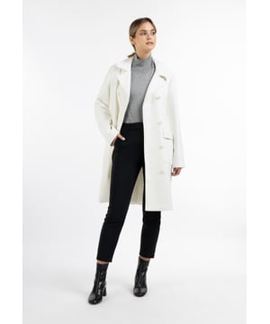keine Füllung  Pure Eleganz zeigt der weiße Übergangsmantel von DreiMaster Klassik. Gefertigt aus einem Wollgemisch besitzt er eine doppelte Knopfreihe und einen Reverskragen. Elegante Femininität zaubert der gerade Silhouette, während das weiche Obermaterial auch an kühleren Tagen wärmt. Die zwei aufgesetzten Taschen sind mit Druckknöpfen versehen. Ein dezent-edles gesticktes Ton-in-Ton DreiMaster Klassik-Label am linken Ärmel rundet den zeitlosen Klassiker ab.  Übergangstrench aus Wollgemisch