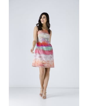 Vestido estampado sin mangas con escote barco. Costura bajo el pecho con pliegues justo debajo en la parte delantera y trasera. Cierre con cremallera oculta en la espalda. Corte imperio. Nuestra modelo mide 172 cm y lleva la talla 36/S. Medidas de la talla 36 (en cm): Hombro -35; Pecho-40; Cintura-37; Bajo-53; Largo del cuerpo-90.   100% poliéster