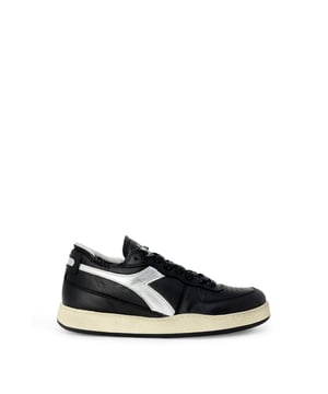 Marke: Diadora Heritage.
  Geschlecht: Frauen.
  Typ: Turnschuhe.
  Saison: Herbst/Winter.
  Farbe: Schwarz.
  Verschluss: Schnursenkel.
  Waschen: Maschinenwasche bei 30°.