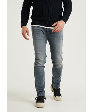 CHASIN' Crown Madison De Crown Madison is een regular fit jeans met knoopsluiting. De jeans heeft en blauwe en stone wassing en is een 5-pocket jeans. De Crown Madison is afgewerkt met CHASIN' branding.