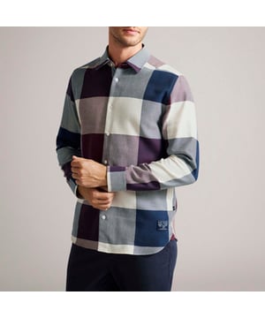 Ted Baker Neetly Scale Check Shirt met lange mouwen in roodbruinHet NEETLY shirt is gemaakt van een mix van katoen en lyocell en biedt de hele dag comfort. Het tijdloze silhouet van dit overhemd draagt bij aan zijn aantrekkingskracht om overal te dragen, terwijl de ruitjesprint textuur toevoegt aan je outfits.- Overhemd met knoopsluiting- Grote ruitjesprint van het huis- Gemengd met katoen en lyocell- Lange mouwen- Klassieke kraag- Merklabel- 66% Katoen 34% Lyocell. Ref: 272674MAROON.