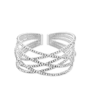 Mobu armband met zirkonia en zilveren afwerking. De ontwerpen van de AFRICA Essence lijn maken niet alleen een wereldreizende look, ze maken ook een verschil en maken een radicaal verschil. Zorgvuldig handgemaakte ontwerpen van premium staallegering geven leven aan verfijnde sieraden. Hun exotisme wordt alleen geëvenaard door hun terughoudendheid. Intuïtief, weloverwogen, het klopt elke keer als je het draagt en vertegenwoordigt als weinig anderen het meest kosmopolitische stedelijke karakter: BE AUTHENTIC (NOT) UNIQUE.