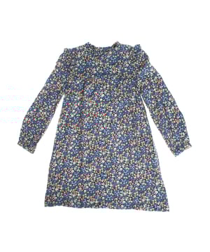 Este encantador vestido de niña destaca por su alegre y delicado estampado floral en tonos vibrantes de azul, amarillo, blanco y coral sobre un fondo oscuro, que aporta un toque juvenil y fresco. 

Con mangas largas y un diseño holgado, este vestido es ideal para climas frescos, proporcionando comodidad y estilo.

El vestido cuenta con detalles femeninos como pequeños volantes en los hombros, que le añaden un toque especial y elegante. 

En la parte trasera, tiene un cierre de botones, lo que facilita su colocación y añade un detalle decorativo.

Con una caída fluida y ligera, este vestido es perfecto para combinar con zapatillas o botas, ideal tanto para el día a día como para ocasiones más especiales.
 Composición: 100% Viscosa
 Cuidados:
- Lavar a mano o en ciclo delicado.
- Usar detergentes suaves.
- No usar secadora.
- Planchar a baja temperatura.
- No lavar en seco.