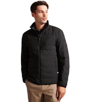 Deze stijlvolle gewatteerde jas heeft een trendy horizontaal doorgestikt ontwerp dat ervoor zorgt dat je warm en droog blijft, of het nu regent of gewoon een frisse ochtend is. Gemaakt met een strak, gelast nylon voering, biedt het een modern silhouet met een ritssluiting en een hoge kraag om de wind buiten te houden. Lange mouwen en veilige ritszakken voegen extra functionaliteit toe, waardoor het de perfecte keuze is voor mensen die altijd onderweg zijn.