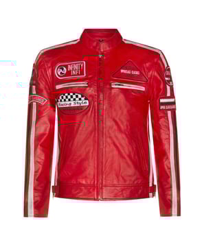 Mit unserem hochwertigen Nappaleder und unseren gestickten Vintage-Abzeichen sind Rennsportbegeisterte hier genau richtig. Der klassische Biker-Stil wird durch zwei kontrastierende Rennstreifen an den Ärmeln und eine durchdachte Platzierung von Rennabzeichen aufgepeppt, um dieses ikonische Stück zu schaffen. Die Jacke bleibt ihren Biker-Wurzeln treu und verfügt über einen klassischen kurzen Tab-Kragen und zwei Reißverschlusstaschen auf der Brust für einen traditionellen Look. Für zusätzlichen Stauraum sorgen zwei Eingrifftaschen an der Taille sowie zwei weitere im Futter integrierte Fächer, die dafür sorgen, dass diese Jacke ebenso praktisch wie stilvoll ist. • 100 % hochwertiges, ultraweiches Nappaleder. • Vier Außen- und zwei Innentaschen • Streifen im Rennstil an jedem Jackenärmel • Durchgehender YKK-Reißverschluss auf der Vorderseite • Gestickte Abzeichen im Rennstil auf der Vorderseite und den Ärmeln der Jacke