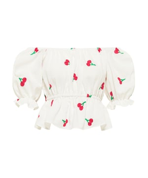 Fruit'n Floral! Wij werden meteen verliefd op deze lichte katoenen blouse in cropped design. De delicate speelsheid wordt versterkt door het borduursel van bloemen, kersen of ananassen, terwijl de sensuele bardot halslijn een vrouwelijke touch toevoegt. De korte mouwen vinden een afwerking in elastische manchetten, waardoor kleine ruches ontstaan. De taille is ook voorzien van een elastische band, waardoor een betoverende peplum ontstaat.