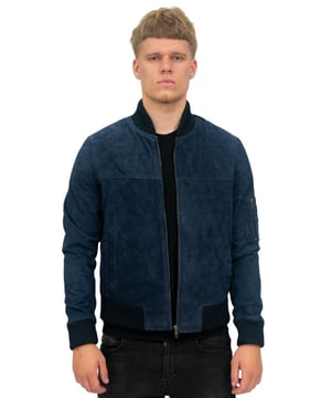 Ervaar een perfecte mix van stijl en comfort met ons geitensuède leren bombervarsityjack. Dit jack is gemaakt van premium geitensuède en biedt een luxueus gevoel in een lichtgewicht ontwerp. De ribgebreide kraag, manchetten en zoom voegen een klassiek tintje toe, terwijl de YKK-ritsen zorgen voor soepele functionaliteit en duurzaamheid. Met twee buitenzakken op de taille en twee binnenzakken heb je voldoende ruimte om je essentiële spullen bij de hand te houden. De jas heeft ook een handige MA1-zak op de mouw. Met deze jas, verkrijgbaar in vier veelzijdige kleuren, kunt u moeiteloos uw persoonlijke stijl uiten. • Constructie van premium geitensuède voor een luxueus gevoel • Ribgebreide kraag, manchetten en zoom voor een klassieke bomberjack-look • YKK-ritsen voor soepele functionaliteit en langdurige duurzaamheid • Twee buitenzakken op de taille en twee binnenzakken voor voldoende opbergruimte • Handig MA1 zak op de mouw voor extra stijl en gebruiksgemak.