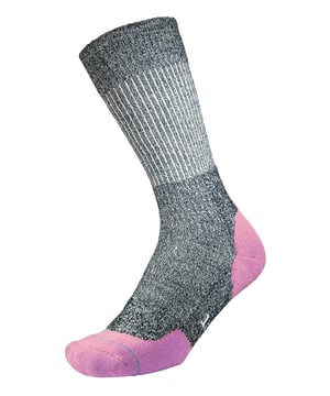 1000 Mile Women's Walking Socks Double LayerPresentamos el revolucionario 1000 Mile Fusion Walk Sock, que desafía la sabiduría convencional con su diseño innovador y materiales avanzados. Este calcetín a media pantorrilla combina lo mejor de ambos mundos, proporcionando una comodidad, protección y reducción de la fricción sin igual. Nuestro calcetín Fusion Walk cuenta con una capa exterior suave y duradera y una capa interior que absorbe la humedad, ofreciendo la garantía de ausencia de ampollas de nuestros calcetines de doble capa. Diseñados para caminar en las tres o cuatro estaciones del año, nuestros calcetines Fusion Walk ofrecen un mayor volumen y calidez, garantizando que tus pies se mantengan cómodos y protegidos. Para encontrar el ajuste perfecto, simplemente elige la misma talla de calcetín que la de tu pie. Para tallas estrechas o al límite, opta por una talla más pequeña para un ajuste ceñido y sin arrugas.Nuestro calcetín Fusion Walk Sock está disponible en dos tallas: Small (3-5.5 UK / EUR 36-38.5) y Medium (6-8.5 UK / EUR 39-42.5).Elaborado con materiales de alta calidad, la capa exterior está compuesta por un 36% de REPREVE® Nylon 6, un 21% de algodón, un 12% de acrílico, un 11% de lana, un 18% de poliamida y un 2% de elastano. La capa interior está compuesta por un 99% de REPREVE® Nylon 6 y un 1% de elastano, lo que garantiza la durabilidad y el rendimiento.Para un fácil mantenimiento, lave a máquina el calcetín Fusion Walk a 30 grados. Evite la lejía o la secadora para preservar su calidad. Disfrute de la fusión definitiva de comodidad y rendimiento con los calcetines 1000 Mile Fusion Walk Sock.Detalles adicionales del productoDiseño revolucionario que desafía la sabiduría convencional para una comodidad y protección inigualables.Disfrute de la garantía de ausencia de ampollas gracias a las suaves capas exteriores e interiores que absorben la humedad.Acolchado completo en el tendón de Aquiles para una comodidad y protección definitivas.Aumenta el volumen y la calidez para caminar en las 3/4 estaciones.Ajuste perfecto eligiendo la misma talla que su pie.Confeccionados con materiales de alta calidad para una mayor durabilidad y rendimiento.Fácil mantenimiento con lavado a máquina a 30 grados.