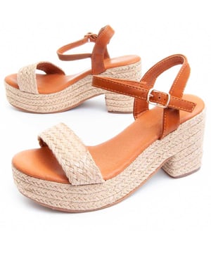 Sandalia de tendencia con tacón para mujer. Calce cómodo. Plantilla acolchada. Suela antideslizante. Cosido reforzado. Colección cápsula en colaboración con la marca.