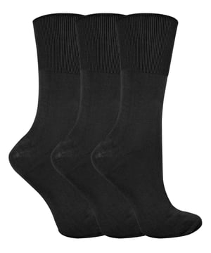 Wenn Sie auf der Suche nach einem Paar Socken sind, die sich locker um Ihre Beine legen und superweich sind, dann sind diese nicht-elastischen Viskose-Bambussocken das perfekte Paar Socken für Ihre Beine. Erstens sind diese Socken mit ihrem 72%igen Viskose-Bambusanteil sehr weich. Bambus ist ein begehrtes Material mit vielen bemerkenswerten Eigenschaften. Bambus ist von Natur aus antibakteriell und geruchshemmend, so dass Ihre Füße den ganzen Tag über trocken bleiben und keinen unangenehmen Geruch abgeben. Bambus wirkt außerdem temperaturausgleichend und hält Ihre Füße im Sommer kühl und im Winter warm. Diese Socken werden mit einer feinen Nadelstärke gestrickt, wodurch sie dünner und weicher sind als gewöhnliche Kleidersocken - ein perfekter Vorteil, wenn Sie eine weiche, atmungsaktive Socke suchen. Diese Socken haben außerdem einen nicht elastischen Bund, was bedeutet, dass sie nicht einschnüren und keine Abdrücke an Ihren Beinen hinterlassen. Diese Socken werden in einem 3er-Pack geliefert und sind in 4 Farben erhältlich. Sie haben die Größe 4-7 UK 37-42 eur 5-8 US und bestehen aus 72% Viskose Bambus 28% Polyamid. Sie sind auch sicher maschinenwaschbar.