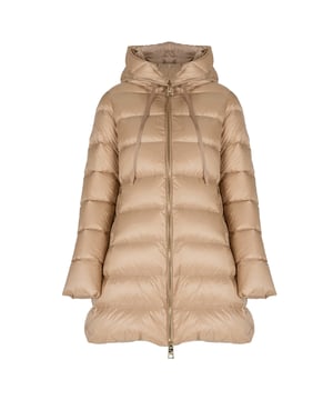 Unser Produkt wurde für diejenigen entwickelt, die Eleganz und Komfort im Alltag schätzen und somit die Figur perfekt betonen und jedem Outfit Klasse verleihen.

Mit einer verstellbaren Kapuze mit Kordelzug, die nicht nur sportliche Akzente setzt, sondern auch eine ideale Anpassung an Ihre Bedürfnisse ermöglicht, schützt sie in jeder Situation vor Wind und Regen.

Dank eines robusten Reißverschlusses und zusätzlicher Druckknöpfe bietet unser Produkt maximale Sicherheit und Bequemlichkeit, indem es selbst an den kältesten Tagen vor Kälte und Wind schützt.

Praktische zwei Taschen vorne ermöglichen es, die wichtigsten Kleinigkeiten wie Telefon, Schlüssel oder Geldbörse immer griffbereit zu halten.

Der hochwertige Stoff, aus dem unser Produkt gefertigt ist, garantiert Langlebigkeit, Widerstandsfähigkeit gegenüber Wetterbedingungen und langanhaltenden Tragekomfort, was es zu Ihrem Lieblingskleidungsstück für viele Saisons machen wird.
