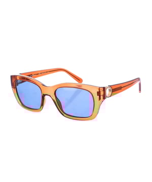 Gafas de sol con montura de acetato.
Color Marrón claro cristal
Forma ovalada.
Lentes de color Azul Claro
Patillas con detalle en metal y con acabado de acetato.
100% Protección UV. 
Cristales antirreflejo. 

Medidas:  Alto lente: 50 mm, Ancho lente: 53 mm, Puente: 19 mm, Patillas: 140 mm.

Limpieza y manutención:
-Limpiar las gafas con agua y jabón (neutro).
- No utilice paños sucios o abrasivos, que puedan alterar las características de los filtros.
- Utilice solo accesorios y repuestos originales.