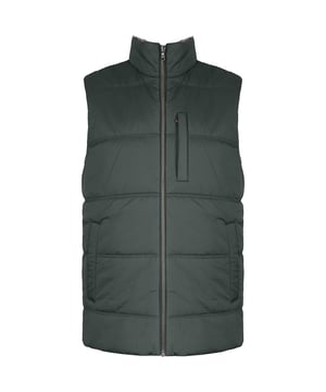 El chaleco verde de forro polar para hombre Hackett London es una prenda versátil y elegante diseñada para ofrecer calidez y comodidad sin renunciar a la moda. Este chaleco está cuidadosamente confeccionado para proporcionar aislamiento y un toque de sofisticación urbana. Estas son las principales características de este excepcional chaleco verde:

 Tejido polar de alta calidad:  Confeccionado con forro polar de alta calidad, este chaleco proporciona una calidez y un aislamiento excepcionales. El forro polar es conocido por su suavidad, ligereza y capacidad para retener el calor, lo que lo hace perfecto para los climas más fríos.

 Color verde vibrante: El chaleco viene en un tono verde vibrante que añade un toque de color a tu atuendo. El verde es un color versátil y refrescante, lo que convierte a este chaleco en una prenda llamativa.

 Diseño sin mangas: Con su diseño sin mangas, este chaleco ofrece libertad de movimiento para los brazos al tiempo que mantiene el calor. Es una opción excelente para llevar encima de jerséis o camisas de manga larga.

 Cierre de cremallera: La parte delantera del chaleco cuenta con un cierre de cremallera integral que permite ponérselo y quitárselo con facilidad. La cremallera está diseñada para ser duradera y práctica.

 Cuello alto: El cuello alto añade un toque de estilo urbano y ayuda a mantener el cuello caliente y protegido del frío.

 Bolsillos funcionales: El chaleco suele incluir bolsillos funcionales, como bolsillos con cremallera para las manos o bolsillos interiores, que ofrecen un práctico espacio de almacenamiento para pequeños objetos esenciales o para mantener las manos calientes.

 Marca Hackett London: Busque la discreta marca Hackett London, que puede incluir un logotipo o emblema, añadiendo un elemento de autenticidad y exclusividad al diseño.

 Estilo versátil: Este chaleco verde es una prenda versátil. Llévalo de forma informal sobre una camiseta o ponlo debajo de un abrigo para aislarte en los días más fríos.