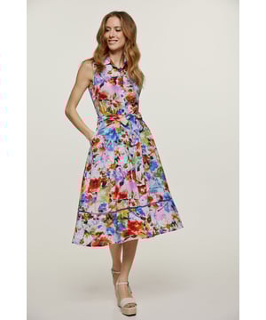 Dieses ärmellose Kleid ist aus leichtem, gewebtem Stretch-Gabardine-Stoff gefertigt. Es hat einen Kragen und eine Knopfleiste vorne bis zum Saum mit dekorativen Knöpfen im Muschelstil. Es hat eine dekorative perforierte Borte, Ton in Ton, unter den Schultern auf der Vorder- und Rückseite und 19 cm vom Saum entfernt. Das Kleid hat 2 Innentaschen auf der Vorderseite, Nahtdetails auf der Vorderseite und Abnäher im Brustbereich. Es hat einen Gürtel aus dem gleichen Stoff, 5 cm breit, mit Falten vorne und hinten. Unser Model ist 172 cm groß und trägt Größe 36/S. Maße für Größe 36 (in cm): Schulter-34; Brust-42; Taille-36; Gesäß-68; Körperlänge-112.