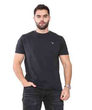 These Original Mens Designer Gant T-Shirts feature the brands classic Logo and a Crew Neckline. Crafted With 100% Cotton, these Lightweight and breathable Regular Fit T-shirts are Machine Washable.