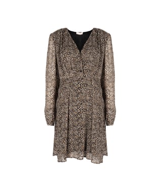 De eenvoudige snit benadrukt het figuur en geeft elke vrouw die voor dit bijzondere model kiest elegantie en zelfvertrouwen.

Met lange mouwen die comfort en warmte bieden en ideaal zijn voor koelere dagen, terwijl ze stijl en klasse toevoegen.

De V-hals accentueert de hals op subtiele wijze en voegt vrouwelijkheid en delicatesse toe, zodat je je favoriete sieraden kunt dragen.

De midilengte voegt een vleugje sensualiteit toe door de benen te benadrukken en maakt de jurk ideaal voor avonduitstapjes.

Een merkdetail bij de hals benadrukt subtiel het prestige van het merk en geeft de jurk exclusiviteit en uniciteit.

Gemaakt van hoogwaardige stof met toegevoegde zijde, die uitzonderlijke zachtheid, luchtigheid en comfort biedt, evenals een elegante look.