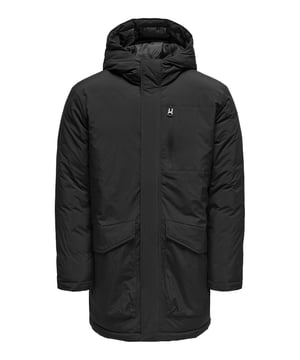 Dieser Parka bietet die perfekte Mischung aus Stil und Funktionalität für kalte Tage. Die hochschließende Kapuze und der durchgehende Reißverschluss mit Sturmklappe halten Wind und Kälte zuverlässig ab. Pattentaschen bieten nicht nur Stauraum, sondern auch einen klassischen Look, während die Napoleontasche mit Reißverschluss ideal für kleine Wertsachen ist. Dank des Warmfutters bleiben Sie auch bei tiefsten Temperaturen angenehm warm. Die reguläre Passform sorgt für Komfort und Bewegungsfreiheit. Ob in der Stadt oder in der Natur - dieser Parka ist der perfekte Winterbegleiter. Robust, bequem und zeitlos zugleich.
