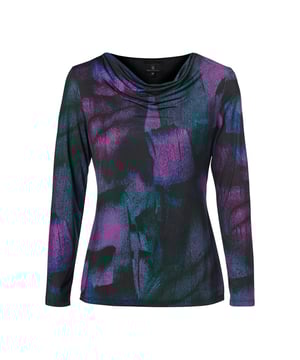Ontdek de verfijnde charme van de Abby Print Top, een modieuze keuze met een watervalhals en lange mouwen. Deze top, met zijn semi-aangesloten pasvorm die tot op de heup valt, ademt elegantie uit. De jersey stof is voorzien van een abstracte print met een zwarte basis, waarin paarse, groene en vleugjes kobaltblauw harmonieus samenkomen. Vervaardigd uit 93% hoogwaardig polyester en 7% elastaan, biedt de Abby Print Top een soepele draagervaring vol comfort. Het polyester verzekert duurzaamheid en een fraaie stofdrapering, terwijl het elastaan voor elasticiteit en bewegingsvrijheid zorgt, waardoor de top gedurende de dag heerlijk comfortabel blijft.De opvallende watervalhals is een kenmerkend detail dat een elegante dimensie aan de top toevoegt. Deze halslijn creëert een prachtige plooival en een speels effect. De lange mouwen bieden extra bedekking, waardoor de top ideaal is voor koelere dagen of wanneer extra warmte gewenst is. Met zijn semi-aangesloten pasvorm benadrukt de top je vrouwelijke vormen op een comfortabele manier, zonder te strak te zitten. De heuplengte maakt het eenvoudig om te combineren met diverse onderstukken, zoals broeken of rokken.De Abby Print Top biedt veelzijdigheid voor elke gelegenheid, zowel formeel als informeel. Kies voor een zakelijke uitstraling door te combineren met een nette broek en elegante hakken. Wil je een meer ontspannen look? Draag dan deze top met jeans en sneakers voor een casual uitstraling. Voor een stijlvol ensemble combineer je de Abby top met de zwarte Evanne broek en het Heather jacket. Voor een meer ontspannen look kun je de top combineren met de Daisy jeans en het lange Chelsea vest in kobaltblauw. Met zijn levendige print en verfijnde details is de Abby Print Top een modieuze aanvulling op je garderobe. Dit veelzijdige kledingstuk straalt stijl uit voor diverse gelegenheden en geeft je altijd een elegante uitstraling.