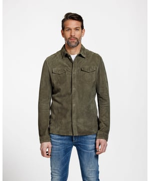 Een superveelzijdig overhemdjasje van hoogwaardig geitensuède. Het perfecte smart-casual jasje dat je zowel omhoog als omlaag kunt dragen. Het jack heeft twee borstzakken en de sluiting aan de voorkant is met blinde drukknopen.