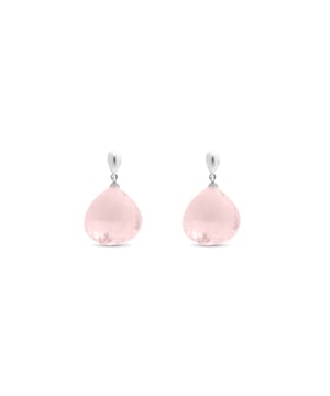 Pendientes Zoqoyi de plata de Ley 925 y Cuarzo Rosa acabado rodio. África Moda te sumerge en un mundo de colores vibrantes, texturas exquisitas y diseños artesanales que reflejarán la esencia de tu espirítu.