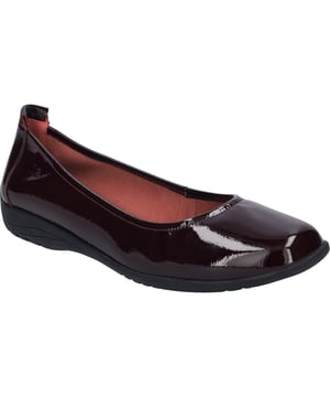 Entdecke den Zauber zeitloser Eleganz und Bequemlichkeit mit dem Fenja 01, einem exquisiten Ballerina von JOSEF SEIBEL. In einem tiefen Bordeaux, das sowohl klassisch als auch modern wirkt, hebt sich dieses Modell durch seine hochwertige Verarbeitung und sein ansprechendes Design hervor. Gefertigt aus feinstem Rindsleder in Lackoptik, vermittelt der Schuh einen Hauch von Luxus, während die schwarze Gummisohle nicht nur für Strapazierfähigkeit und Langlebigkeit steht, sondern auch für außergewöhnliche Rutschfestigkeit sorgt. Dank der innovativen AGO-Fertigungstechnologie, bei der das Obermaterial des Leders präzise mit der Unterseite der Innensohle verklebt und anschließend die Laufsohle aufgebracht wird, bietet dieser Damenschuh eine perfekte Balance aus Formbeständigkeit und Leichtigkeit. Das Innenleben aus Leder verspricht ein angenehmes Tragegefühl bei jeder Gelegenheit. Ob für entspannte Spaziergänge im Freien oder als eleganter Begleiter zu sommerlicher Mode – Fenja 01 verspricht Flexibilität und Bequemlichkeit bei jeder Aktivität. Der praktische Gummizug ermöglicht ein schnelles An- und Ausziehen und sorgt für eine optimale Passform. Als Teil der Josef Seibel Kollektion, die für modernen Komfort und Perfektion in Passform und Funktion bekannt ist, steht der Fenja 01 für eine bewusste Entscheidung gegen die Schnelllebigkeit der Modeindustrie und für die Wertschätzung hochwertiger Materialien und handwerklicher Tradition. Lass dich von diesem besonderen Ballerina verzaubern und genieße den außergewöhnlichen Tragekomfort, der dich durch jeden Tag begleitet.