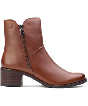 Botas Caprice de mujer color marrón con cremallera interior, fabricadas en piel y suela de goma. Incluye: cierre de cremallera y suela antideslizante.