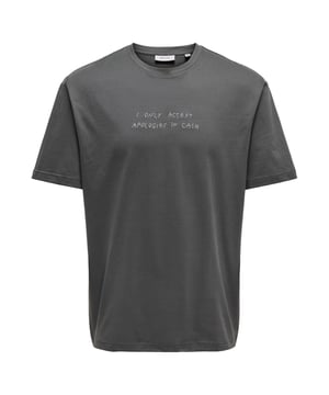 Entdecken Sie das Only & Sons T-Shirt für Herren - Ihr neues Must-have für einen lässigen und stilvollen Look. Das kurzärmelige T-Shirt besticht durch seine lockere Passform und den modischen Print, der Ihrem Outfit eine besondere Note verleiht. Der klassische Rundhalsausschnitt und die lockere Passform sorgen für ein angenehmes Tragegefühl und einen perfekten Sitz. Aus hochwertigen Materialien gefertigt, ist das T-Shirt äußerst angenehm zu tragen und fühlt sich weich auf der Haut an. Das Shirt behält auch nach dem Waschen seine Form, da es maximal um 5% einläuft. Perfekt für den Alltag, die Freizeit oder entspannte Aktivitäten - dieses T-Shirt ist vielseitig und immer die richtige Wahl. Genießen Sie die ideale Mischung aus Stil und Komfort mit dem Only & Sons T-Shirt für Herren. Ihr neues Lieblingsteil für einen modischen und lässigen Look!