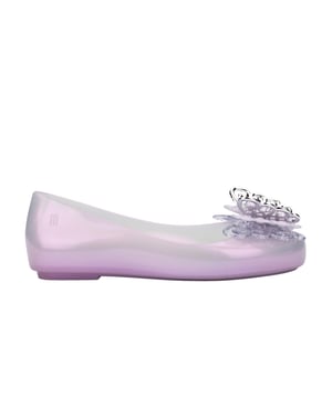Keep your childs feet happy and dazzling with the Melissa Sweet Love Fly ballerinas! Delicate and charming, they have injected glitter details on the upper and on the sole. The highlights are the two butterflies on the vamp - the bottom one has small sparkly details, and the top one is a sophisticated silver.