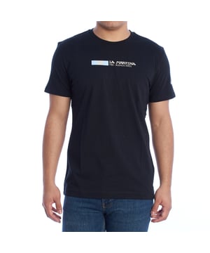 Camiseta de hombre manga corta de La Martina.

Una prenda que equilibra estilo y comodidad, la camiseta de La Martina destaca por su diseño minimalista y los detalles distintivos que reflejan el carácter de la marca. 

Detalles:

- Confeccionada en algodón suave y ligero, ideal para garantizar frescura y confort.
- Estampado en el pecho con el año y la ciudad que destacan los orígenes y la autenticidad de la marca.
- Logotipo bordado en la manga.
- Corte regular.
- Cuello redondo clásico y costuras reforzadas que aseguran durabilidad y resistencia.
- Perfecta para combinar con vaqueros o bermudas, ideal para looks casuales.

Esta camiseta de manga corta para hombre combina calidad excepcional y un diseño único. Ideal para ocasiones informales, aporta un estilo casual y moderno que resalta la esencia de La Martina.
 Composición: 100% Algodón
 Cuidados:
- Lavar máximo a 30°C en ciclo delicado.
- No usar lejía ni blanqueadores.
- Planchar a baja temperatura, preferiblemente del revés.
- No usar secadora.