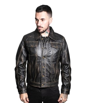De trucker is een populaire jasstijl die in de jaren zestig werd geïntroduceerd en hier opnieuw is vormgegeven in ons premium nappaleer. We maken voornamelijk gebruik van denim en geven een draai aan deze geliefde stijl. Het resultaat is een hoogwaardige, ultrazachte afwerking die zorgt voor een strakke en strakke esthetiek. Dit jack heeft alle kenmerken die kenmerkend zijn voor het originele truckerjack, waaronder puntige klepzakken op de borst, schuine naden aan de voorkant en een puntige kraag. Deze jas is verkrijgbaar in vier verschillende kleurstellingen, waaronder ons verweerd zwart voor een vintage-esthetiek en bordeauxrood voor een gedurfde, eigentijdse look, ideaal voor als je uitgaat en indruk wilt maken. • 100% premium ultrazacht nappaleer • Schuine naden lopen van borst tot taille • Puntige kraag en klepzakken over de borst • Inclusief zakken geïntegreerd in de voering van de jas en vier buitenzakken • Verstelbare taille en manchetten