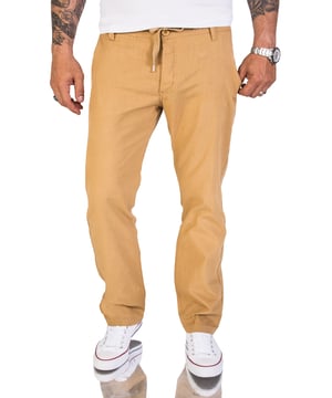 Wenn Sie nach stylischen Beinkleidern suchen, dann sind Sie bei Rock Creek an der richtigen Adresse. Die Marke bietet eine Vielzahl an modischen Herren Hosen an. Wählen Sie zwischen lässigen, eleganten und extravaganten Modellen und finden Sie die ideale Hose für Ihren Stil. Die verschiedenen Modelle begeistern mit einer hohen Materialqualität, einer hervorragenden Verarbeitung und einem angenehmen Tragegefühl. Außerdem präsentieren sie sich mit trendstarken Designs. Mit dem Modell RC-2152 erhalten Sie, die Ideale Sommer Hose. Die Leinen-Optik Hose, besteht aus einer Leinen-Baumwollmischung und hat somit einen kühlenden Effekt, gleichzeitig wir deine Beine vor der prallen Sonne super geschützt