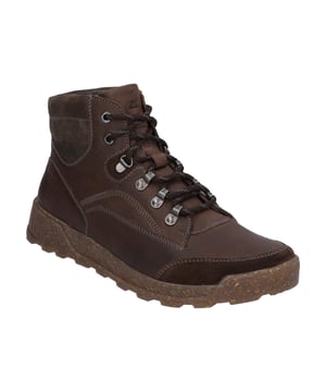 Die braune Stiefelette ist das perfekte Accessoire für Deine Freizeitgardarobe im Herbst und Winter. Mit dem Wissen aus 5 Generationen wählen wir Materialien und Funktionalitäten sorgsam aus. Für diesen Schuh verwenden wir strapazierfähiges Velour-Leder. Das Modell Raymond 02 gewährt einen bequemen Einstieg durch eine praktische Schnürung. Für richtig schön warme Füße im Herbst und Winter ist die Stiefelette mit kuschligem Plüsch warm gefüttert. Ausgestattet ist diese Stiefelette darüber hinaus mit einem austauschbaren Wechselfußbett aus Textil. Die Machart Strobel ermöglicht ein sportives Laufgefühl wie bei Turnschuhen. Aufgrund der Schuhweite H empfehlen wir unsere Raymond 02 besonders für kräftige Füße. Wenn für Dich Freiheit an erster Stelle steht, dann ist Raymond 02 der richtige Schuh für Dich.