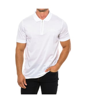 Kurzarm-Polo 745080 für Herren von Karl Lagerfeld.

 Es hat einen Reverskragen mit Reißverschluss.
 Es hat einen Karl Lagerfeld Markenprint auf der oberen Vorderseite.
 Der schlichte Schnitt und das Design ermöglichen einen vielseitigen Look und eine einfache Kombination.
 Seine Schlichtheit und sein Komfort in Verbindung mit dem Prestige der Marke machen ihn zu einer attraktiven Option, die sich an verschiedene Stile anpassen lässt.
 Zusammensetzung: 100% Baumwolle
 Pflege:
Bei maximaler Temperatur von 30º waschen.
 Bei niedriger Temperatur bügeln.
 Kein Bleichmittel verwenden.
 Keinen Trockner verwenden.
 Nicht chemisch reinigen.