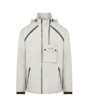 Ein technisches Meisterwerk von Belstaff. Die Twin Track Jacket besteht aus Gore-Tex Infinium, einem zweilagigen Hochleistungsstoff, der winddicht, wasserabweisend, atmungsaktiv und ultraleicht ist. Sie ist kompaktiert und lässt sich in der Rückentasche mit einem internen Tragegurt verstauen. Ungefüttert mit einer vollständig getapeten Nahtkonstruktion, verfügt diese innovative Jacke über eine abnehmbare Kapuze, einen Zwei-Wege-Reißverschluss mit AquaGuard-Technologie, einen Belüftungsreißverschluss am Hals, eine Brustfaltentasche und zwei Reißverschlusstaschen. Abgerundet mit ikonischem Belstaff- und Gore-Tex-Branding. Regular Fit, Gore-Tex Infinium, winddicht & wasserabweisend, ungefüttert mit vollständig getapeten Nähten, abnehmbare Kapuze, Zwei-Wege-Reißverschluss, Falten-Brusttasche, zwei Reißverschlusstaschen, Klettverschluss an den elastischen Bündchen, verstellbarer Kordelzug am Saum, Belstaff-Branding. Passform & Stil: Regular Fit, fällt normal aus. Zusammensetzung & Pflege: 100% Polyester, Maschinenwäsche.