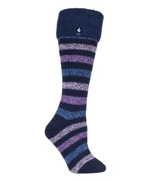 Heat Holders sind ganz einfach die wärmsten Thermosocken und Accessoires, die Sie kaufen können! Sie begannen 2008 mit der Vision, die ultimative Thermosocke zu schaffen, die wärmer ist als alles andere auf dem Markt. Halten Sie Ihre Beine und Füße mit diesen Stiefelsocken mit umgeschlagenem Bündchen warm. Wenn Sie im Winter unter kalten Beinen und Füßen leiden, dann sind diese längeren Socken mit einem dickeren, thermischen Futter ausgestattet, damit Sie länger warm bleiben. Die Socken werden mit Heat Holders Brushing hergestellt. Das fachmännische Bürstverfahren maximiert die Menge an warmer Luft, die in jeder Socke gehalten wird, und sorgt so für unschlagbare Wärme und ganztägigen Komfort. Dank der innovativen Stricktechnologie von Heat Holders mit dem UK PATENTED long looped cushion pile haben die Socken einen hohen Tog-Wert von 2,3. Kombinieren Sie diese langen Socken mit jedem Paar Stiefel, egal ob Sie eine Wanderung machen oder diese gestreiften Socken zur Schau stellen wollen, sie sehen mit niedrigen Stiefeln umwerfend aus! Mit diesen bequemen Socken können Sie es sich zu Hause gemütlich machen, sie sind ideal für jede Gelegenheit, egal, wie Ihr Arbeitstag aussieht! Die leuchtenden Farben dieser Socken zaubern ein Lächeln auf das Gesicht einer jeden Dame, egal ob Sie einen lieben Menschen oder sich selbst beschenken möchten! Wählen Sie zwischen Navy und Pink Stripe! Wärmen Sie Ihre frostigen Zehen mit diesen warmen Socken mit Thermolagen. Diese Socken sind in den Damengrößen 4-8 UK, 37-42 EU, 5-9 US erhältlich.