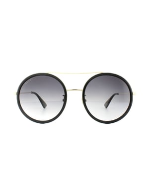 Gucci Zonnebril GG0061S 001 Zwart goud grijsgradiënt hebben een super lichtgewicht dun metalen frame met dubbele brug die bij de ronde gevormde lenzen voegt in een zeer modieuze moderne stijl. Interlocking GG-logo verschijnt langs de tempels en Gucci-logo op de rechterlens.