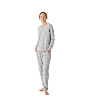 Pijama de mujer de manga larga con un diseño elegante y cómodo, ideal para descansar o relajarse en casa.

Su diseño moderno y sofisticado se adapta perfectamente a la figura femenina, realzando la silueta con un estilo chic y relajado.

El conjunto incluye una parte superior de manga larga con cuello en pico, que ofrece un diseño cómodo y sencillo, ideal para un estilo relajado.

El pantalón largo tiene un ajuste holgado y una cintura elástica ajustable mediante cordones para mayor comodidad. Además, incluye prácticos bolsillos laterales, perfectos para llevar pequeños objetos o simplemente para añadir un toque funcional al diseño

Toda la pijama está confeccionada con una combinación de algodón y viscosa, que ofrece la suavidad y transpirabilidad del algodón junto con la ligereza y suavidad adicional de la viscosa. Este material es perfecto para cualquier época del año, asegurando frescura y confort durante el descanso.
 Composición: Camiseta: 90% Algodón, 10% Viscosa; Pantalón: 90% Algodón, 10% Viscosa
 Cuidados:
- Lavado a máquina en frío y en ciclo suave para evitar el desgaste de las fibras.
- No usar lejía o blanqueadores
- Secar al aire libre o en secadora a baja temperatura para evitar que se encoja o pierda su forma.
- Planchar a temperaturas bajas.