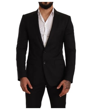 Completamente nuevo con etiquetas  
Traje Dolce & Gabbana 100% auténtico  
Modelo: MARTINI  
Estilo: Traje de dos piezas con un solo botón; incluye blazer y pantalones  
Color: Patrón de cuadros negro  
Cierre: Cierre de dos botones  
Ajuste: Corte ajustado  
Dos bolsillos interiores  
Una abertura trasera  
Cierre de cremallera de 3 vías en los pantalones  
Detalles de logo  
Hecho en Italia  
Muy exclusivo y de alta artesanía  
Material: 100% lana  
Forro: 73% rayón 27% cupro