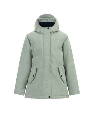 Die Artic-Winterjacke von Schmuddelwedda gibt es jetzt auch für die Kleinen. Abgefüttert mit einem weichen Fleece-Stoff sorgt die Wattierung für eine ideale Isolierung. Und auch bei Nässe bietet sie zuverlässigen Schutz, denn das atmungsaktive Obermaterial ist wasser- und winddicht. Die leichte A-Linie wird auf der Rückseite mit einem Gummizug in Form gebracht und endet in einer abgefütterten Kapuze mit Regenschutz. Zwei Pattentaschen sowie lichtreflektierende Logo-Prints runden die Jacke ab.  Winterjacke