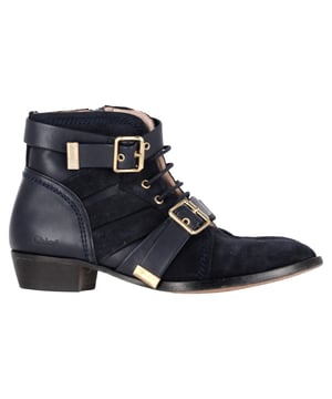 VINTAGE, RRP WIE NEU  
Erheben Sie Ihre Schuhkollektion mit den Chloé Stiefeletten mit Schnallen- und Schnürdetails aus luxuriösem schwarzem Wildleder. Diese atemberaubenden Stiefel kombinieren schicke Raffinesse mit modernem Flair und verfügen über eine stilvolle Schnallenakzentuierung sowie detaillierte Schnürungen für eine individuelle Passform. Das weiche Wildleder bietet nicht nur ein angenehmes Gefühl, sondern steigert auch die Vielseitigkeit, sodass sie perfekt für jeden Anlass geeignet sind – sei es ein lässiger Brunch oder eine Nacht in der Stadt. Die robuste und dennoch elegante Silhouette wird durch einen bequemen Absatz ergänzt, der sicherstellt, dass Sie den ganzen Tag über fabelhaft aussehen und sich großartig fühlen. Machen Sie einen Schritt in zeitlose Eleganz und setzen Sie mit diesen Must-Have-Stiefeletten ein Statement.

Chloé Stiefeletten mit Schnallen- und Schnürdetails aus schwarzem Wildleder

Zustand: Sehr gut  
Gebrauchsspuren: Leicht gebraucht, aber sehr gut gepflegt. Kleinere Abnutzung an den Sohlen & Faltenbildung, leichte Kratzer an Sohlen und Absätzen, geringfügige Markierungen  
Verpackung: Keine  
Farbe: Schwarz  
Material: Wildleder  
Größe: EU35/US5/UK2  
Maße: Innensohlenlänge: 260  
SKU: NAPPUGBSH399923W