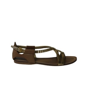 VINTAGE, UVP WIE NEU  
Das goldene Riemen-Detail kennzeichnet diese Gladiatorensandalen von Miu Miu. Hergestellt aus Leder, können diese Gladiatorensandalen dich überall hin begleiten und lassen sich perfekt mit deinen Lieblingsjeans kombinieren. Stylen Sie diese Sandalen mit einer Jeans und einem T-Shirt und sehen Sie dennoch entspannt schick aus.  

Miu Miu Gladiator Flache Sandalen aus goldfarbenem Leder  
Zustand: Gut, kommt mit Schuhkarton  
Abnutzungserscheinungen: Starke Abnutzung an der Sohle und Falten im Leder  
Material: Leder  
Größe: 38/US8  
SKU: 159856  